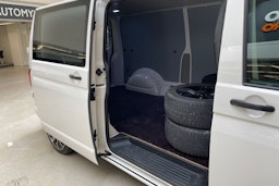 valkoinen Volkswagen Transporter 2018 kuva 13.