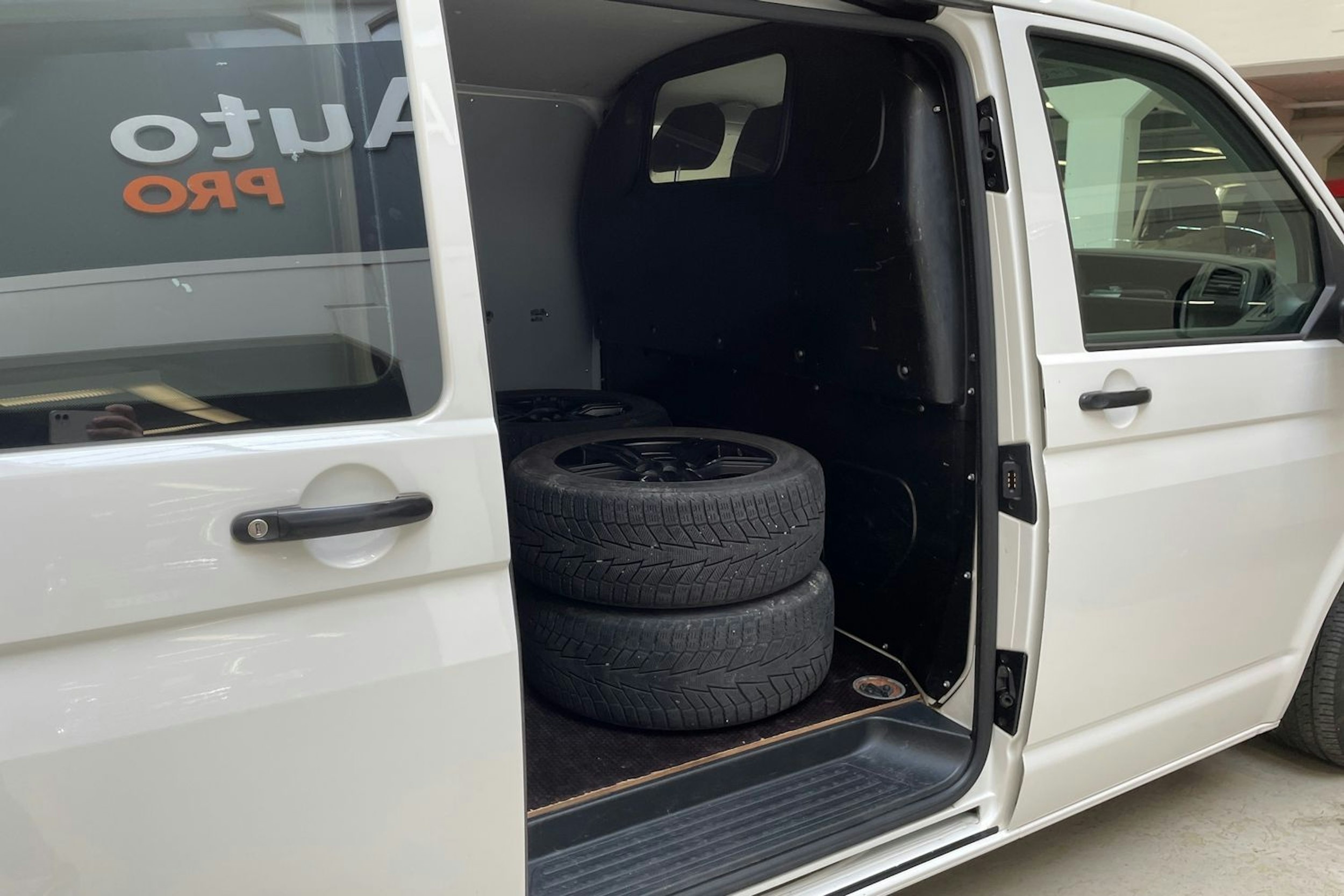 valkoinen Volkswagen Transporter 2018 kuva 14.