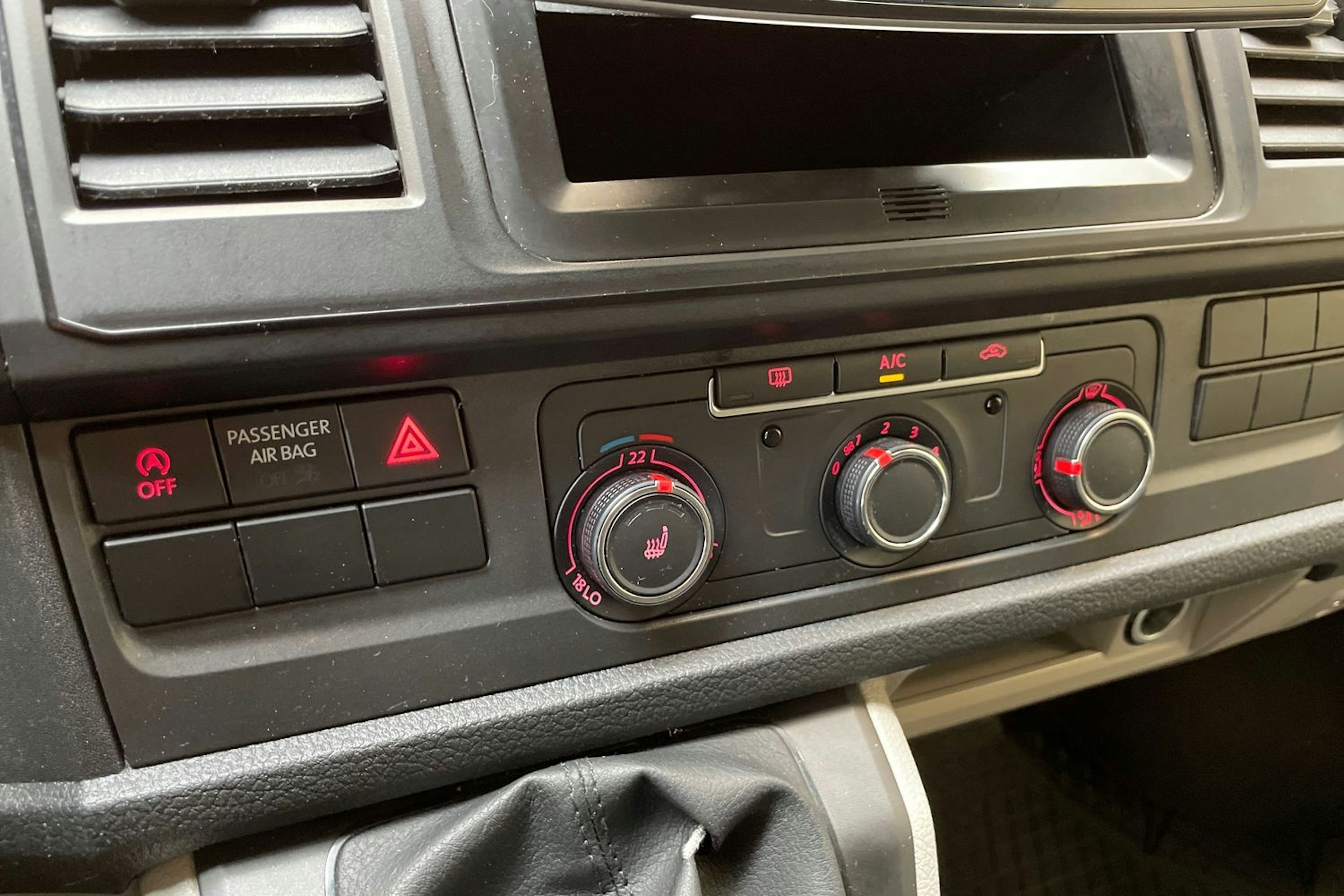 valkoinen Volkswagen Transporter 2018 kuva 19.