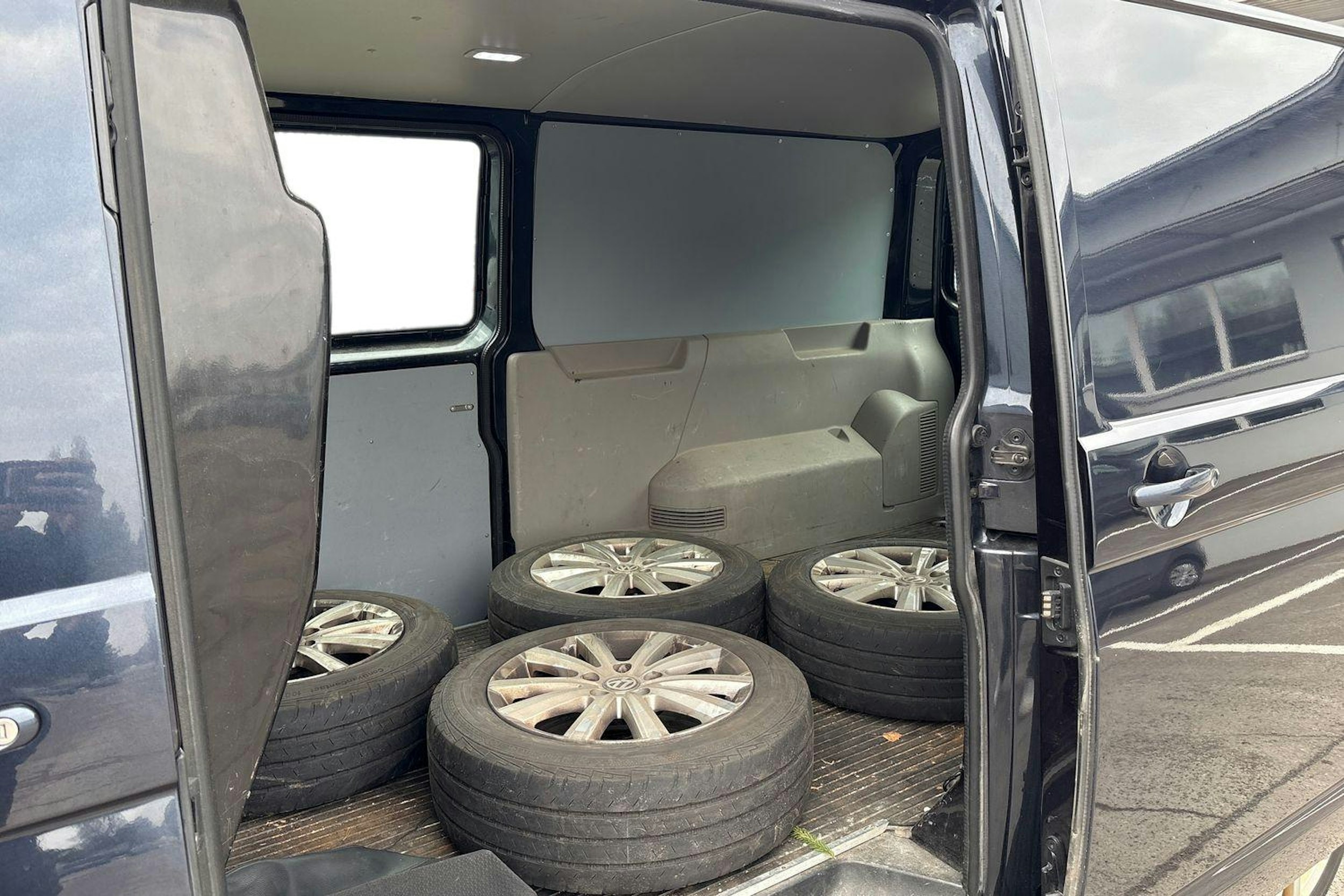 Sininen Volkswagen TRANSPORTER 2018 kuva 3.