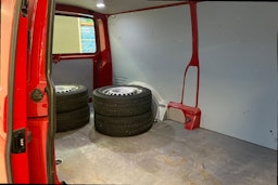 Punainen Volkswagen TRANSPORTER 2018 kuva 11.