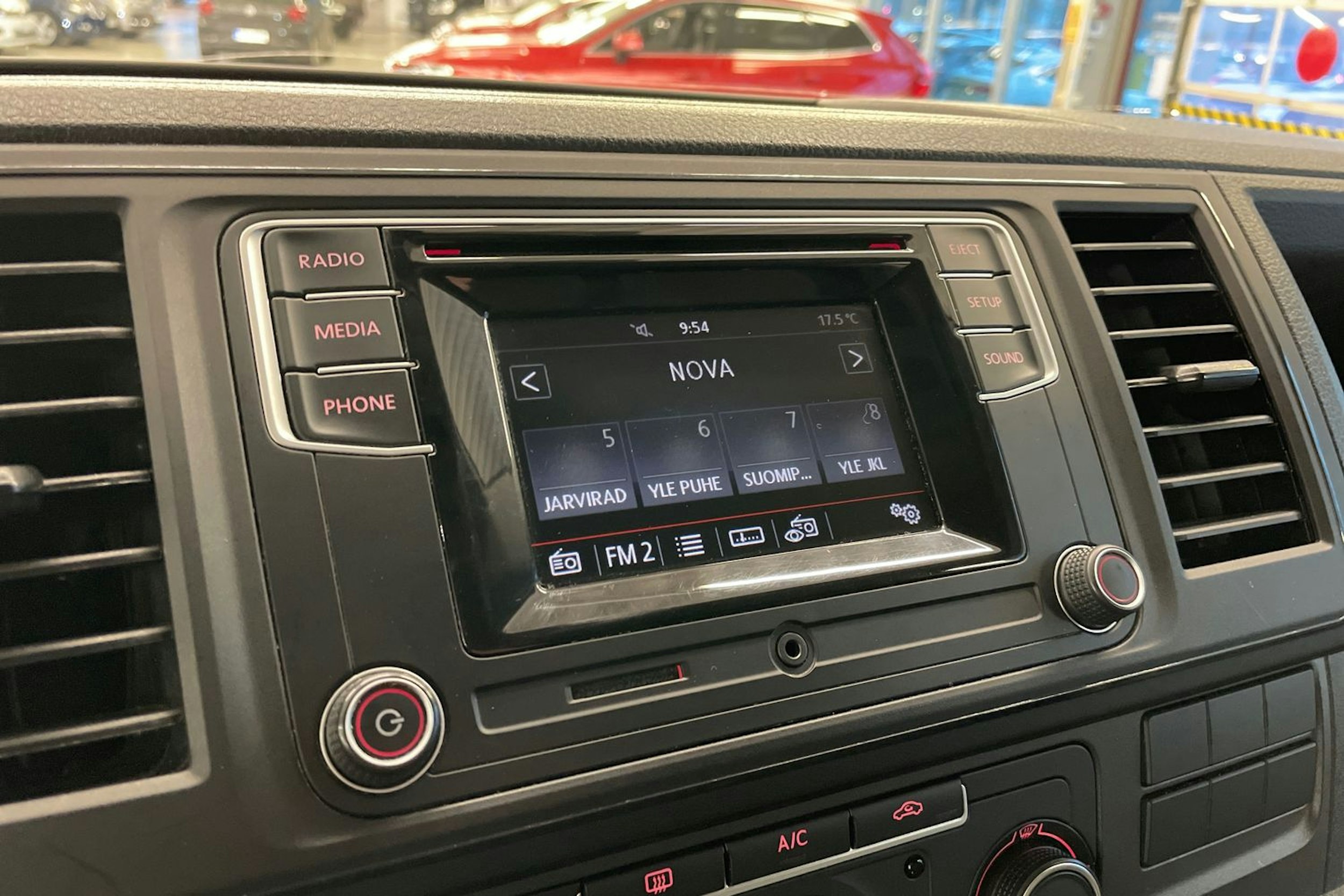 Punainen Volkswagen TRANSPORTER 2018 kuva 15.