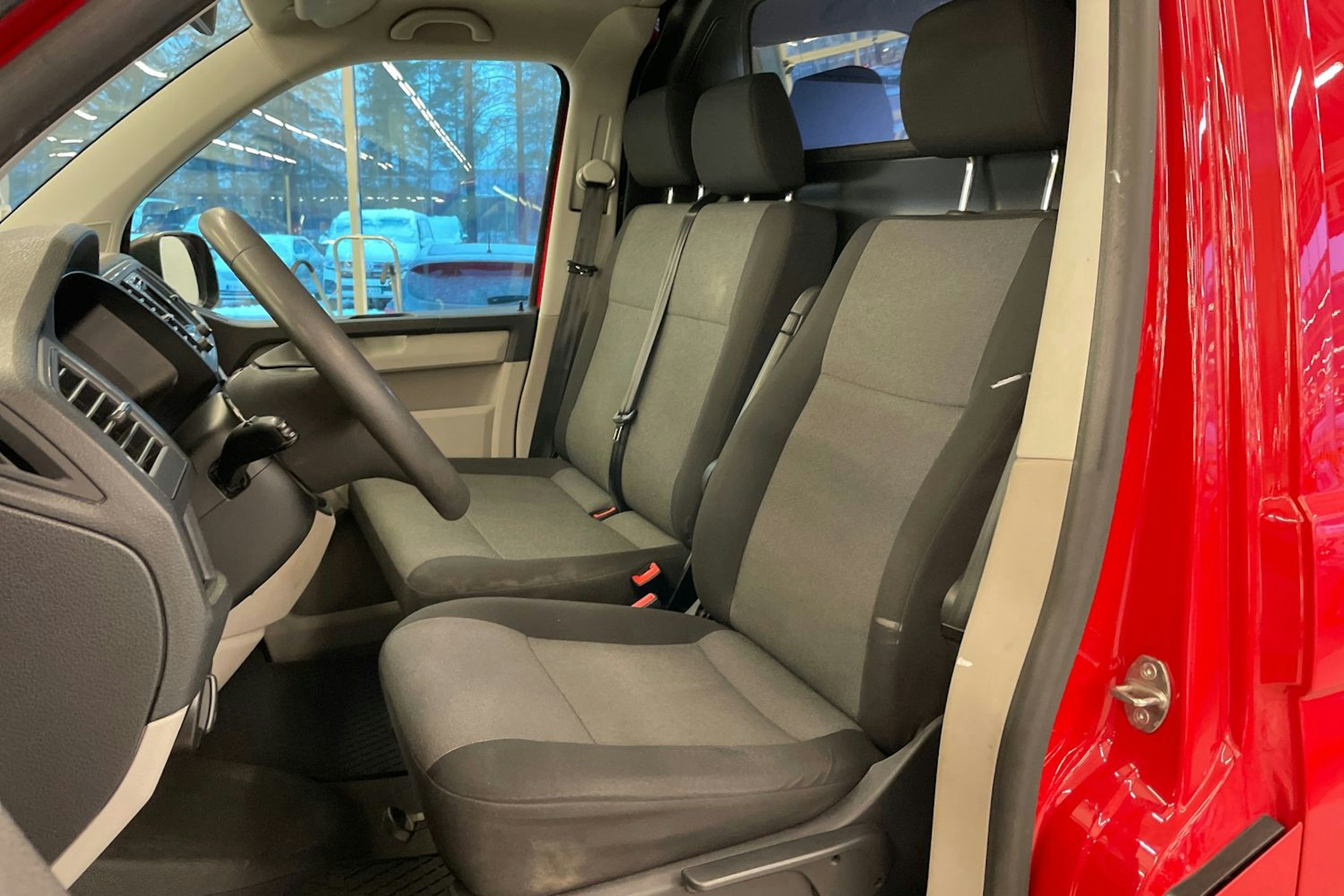 Punainen Volkswagen TRANSPORTER 2018 kuva 19.