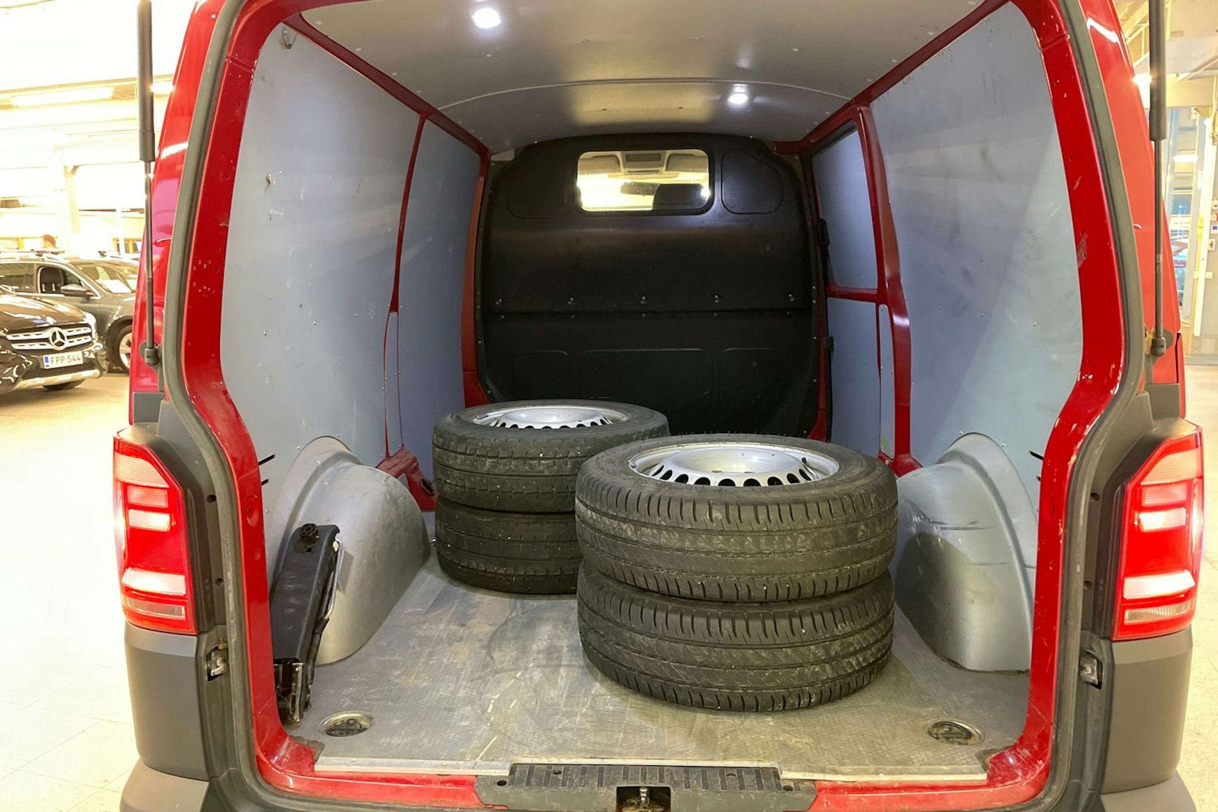 Punainen Volkswagen TRANSPORTER 2018 kuva 20.