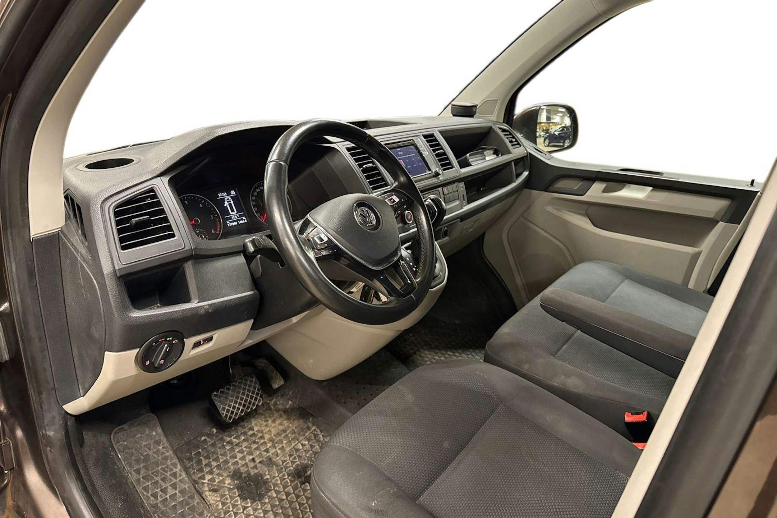 ruskea (beige) Volkswagen Transporter 2018 kuva 3.