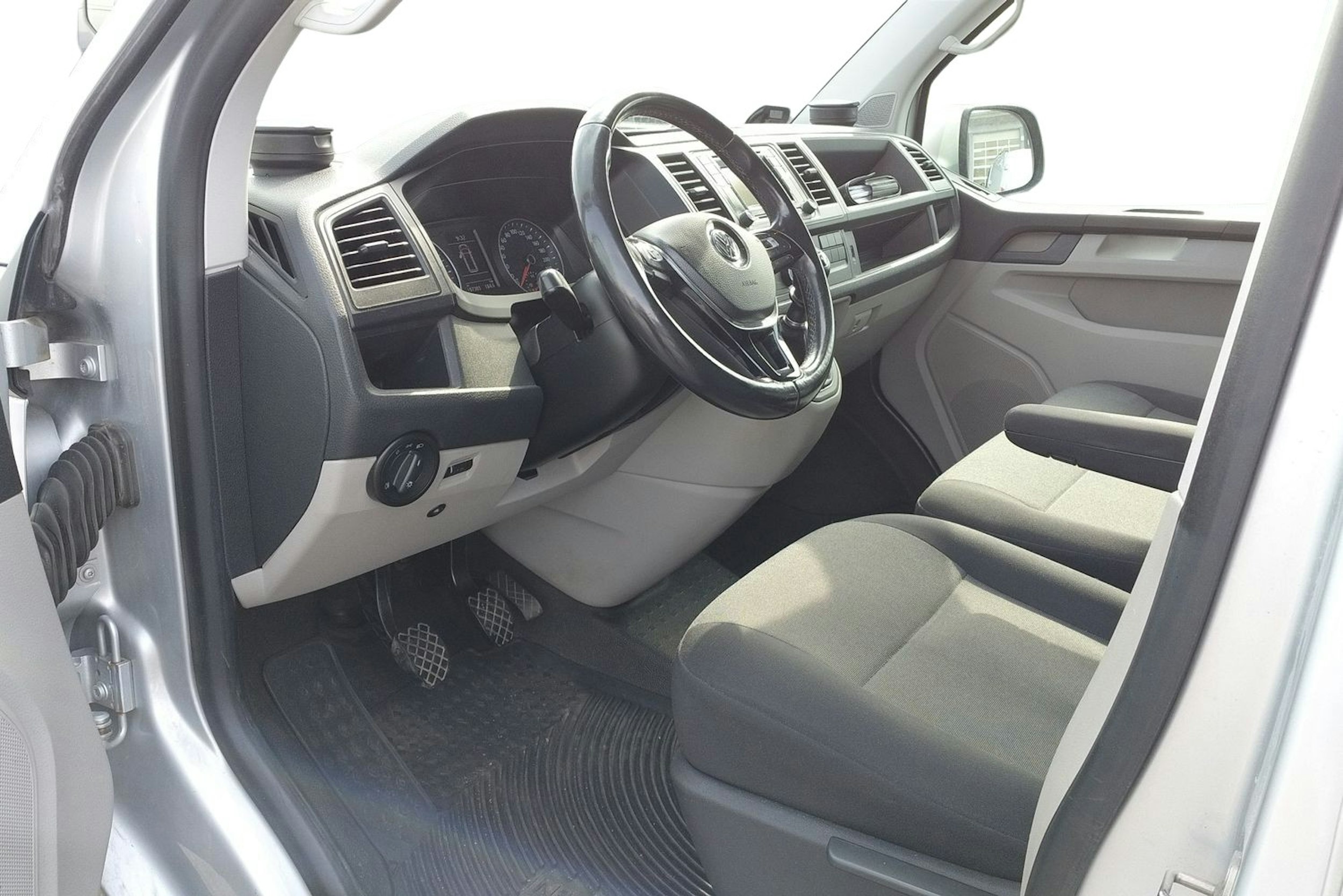 Hopea Volkswagen Transporter 2018 kuva 3.