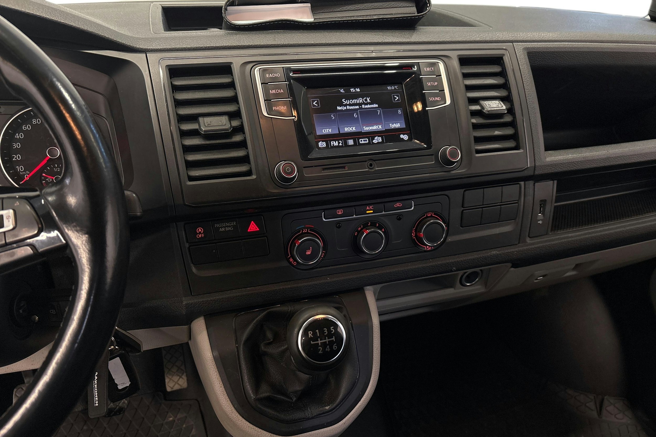 valkoinen Volkswagen Transporter 2018 kuva 9.