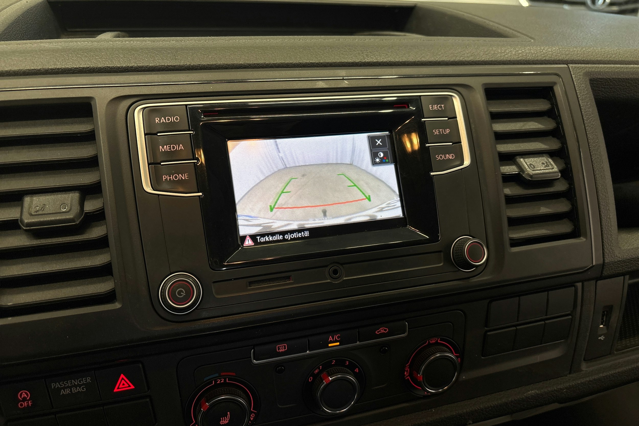 valkoinen Volkswagen Transporter 2018 kuva 10.