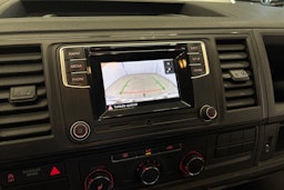 valkoinen Volkswagen Transporter 2018 kuva 10.