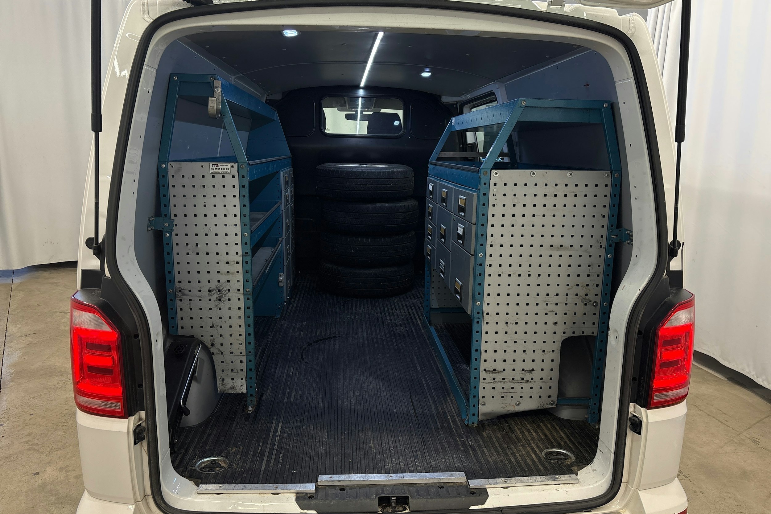 valkoinen Volkswagen Transporter 2018 kuva 11.