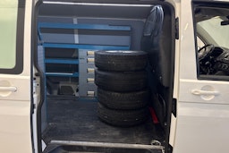 valkoinen Volkswagen Transporter 2018 kuva 14.