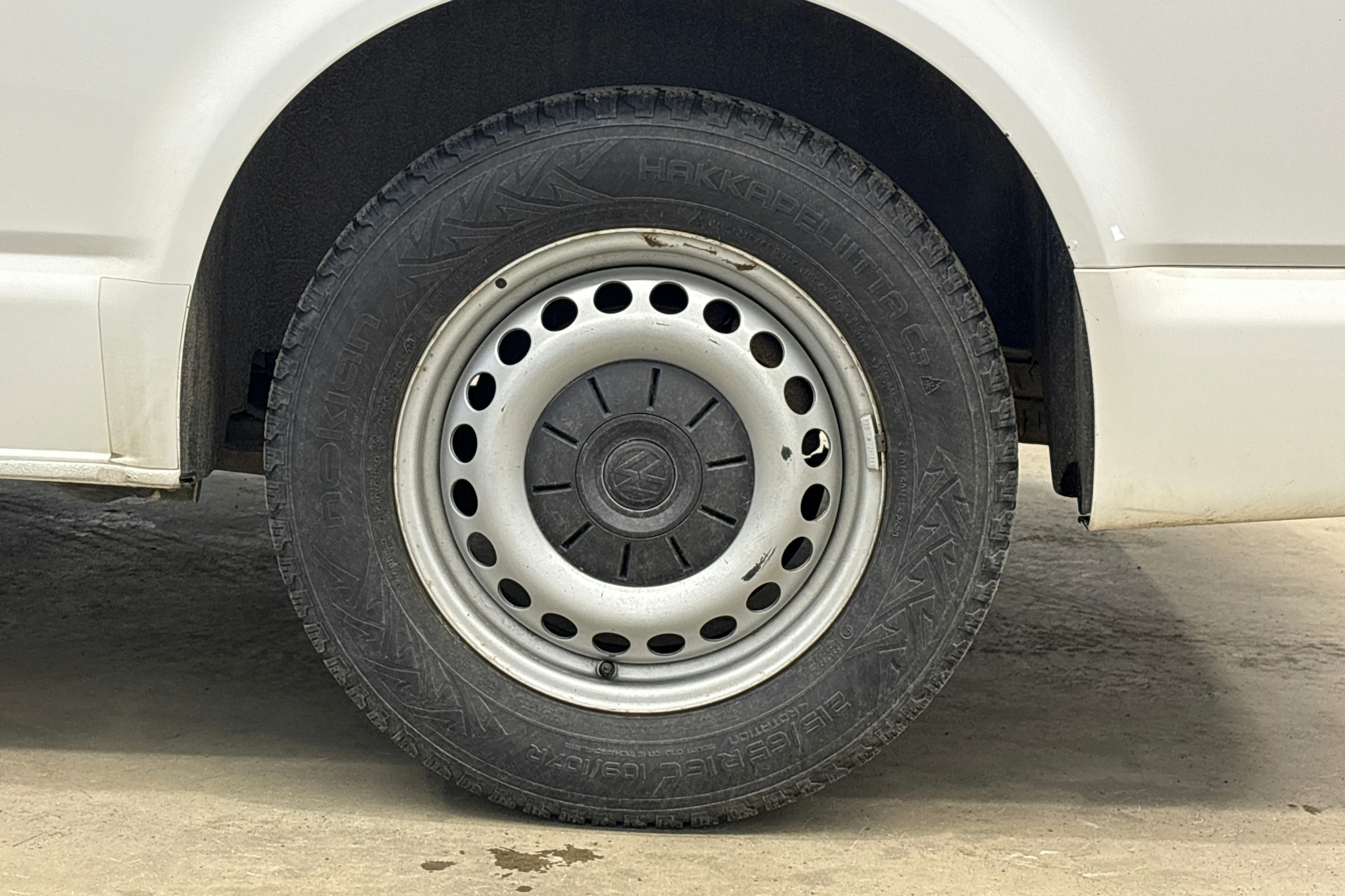 valkoinen Volkswagen Transporter 2018 kuva 16.