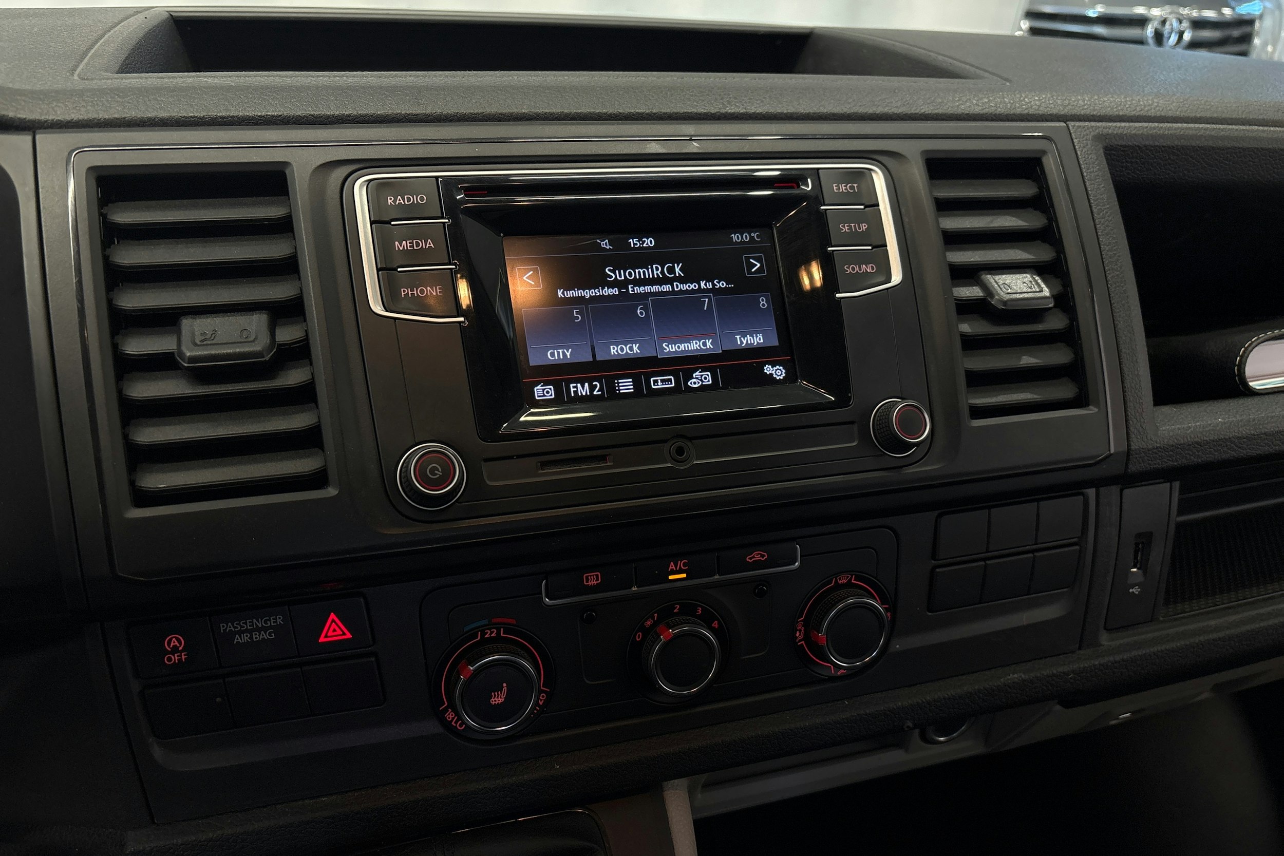 valkoinen Volkswagen Transporter 2018 kuva 18.