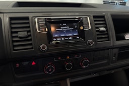 valkoinen Volkswagen Transporter 2018 kuva 18.