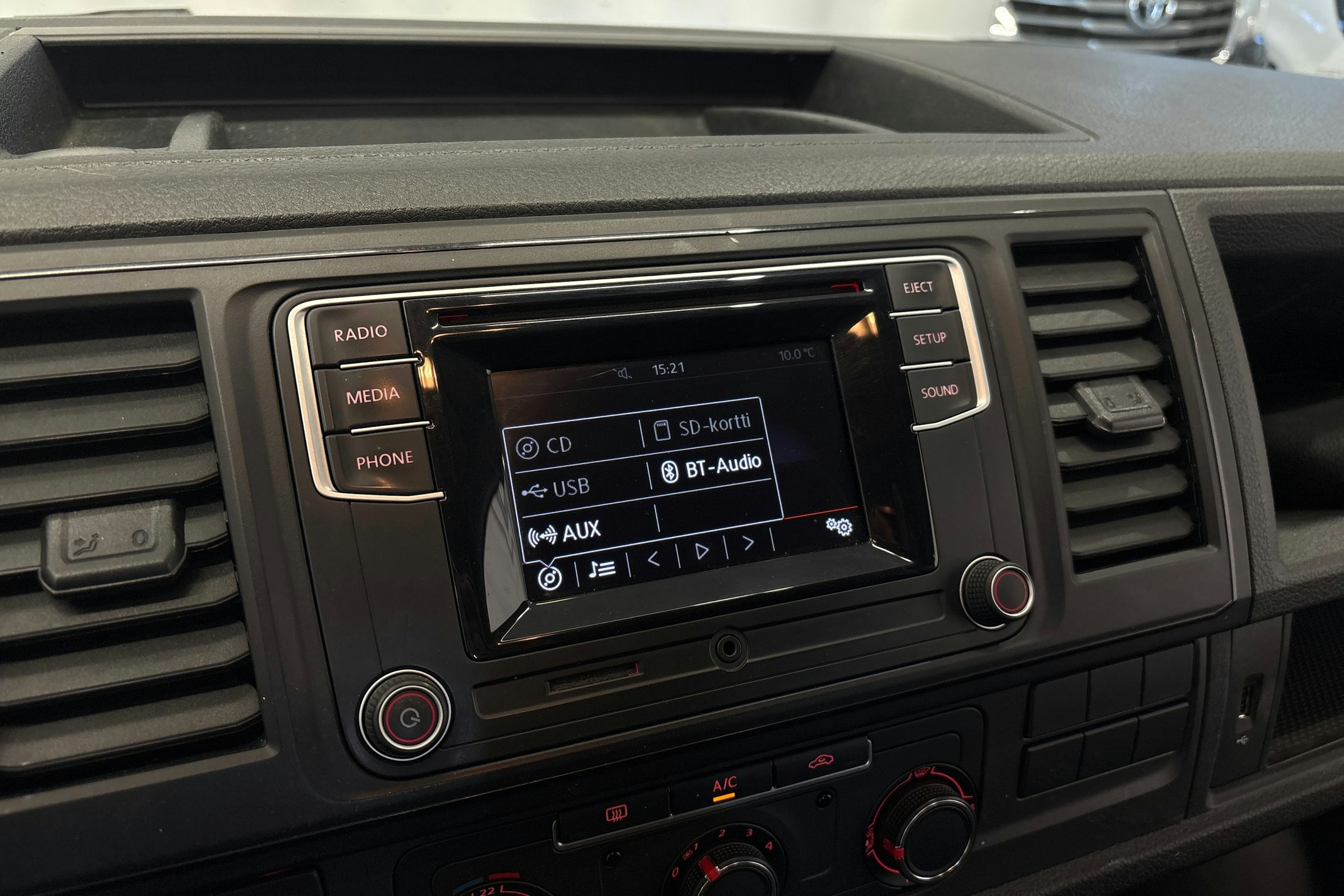 valkoinen Volkswagen Transporter 2018 kuva 19.