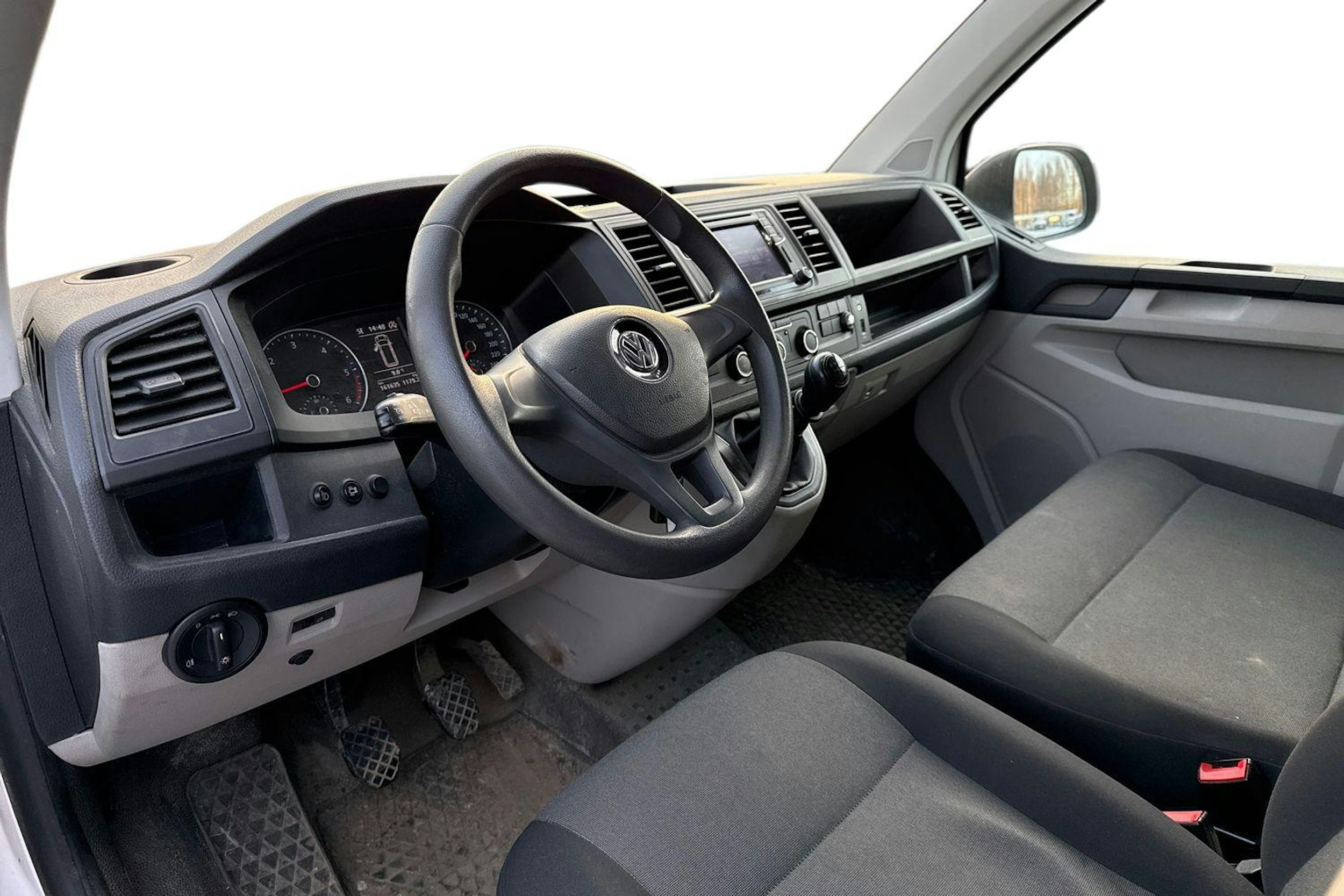 valkoinen Volkswagen Transporter 2018 kuva 3.