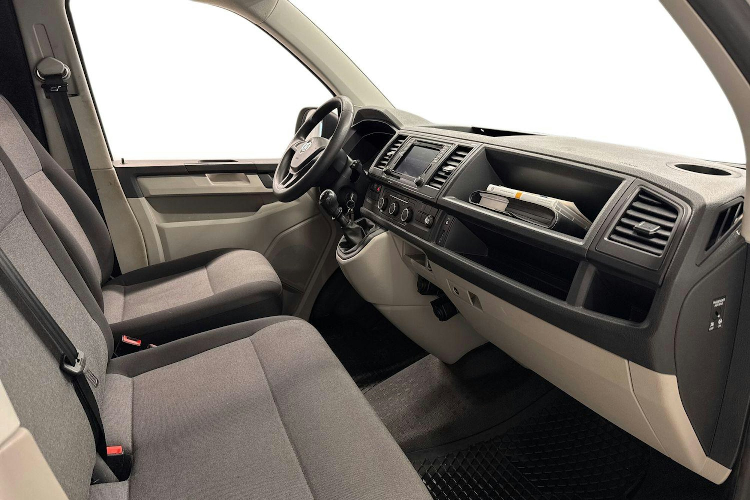 valkoinen Volkswagen Transporter 2018 kuva 9.