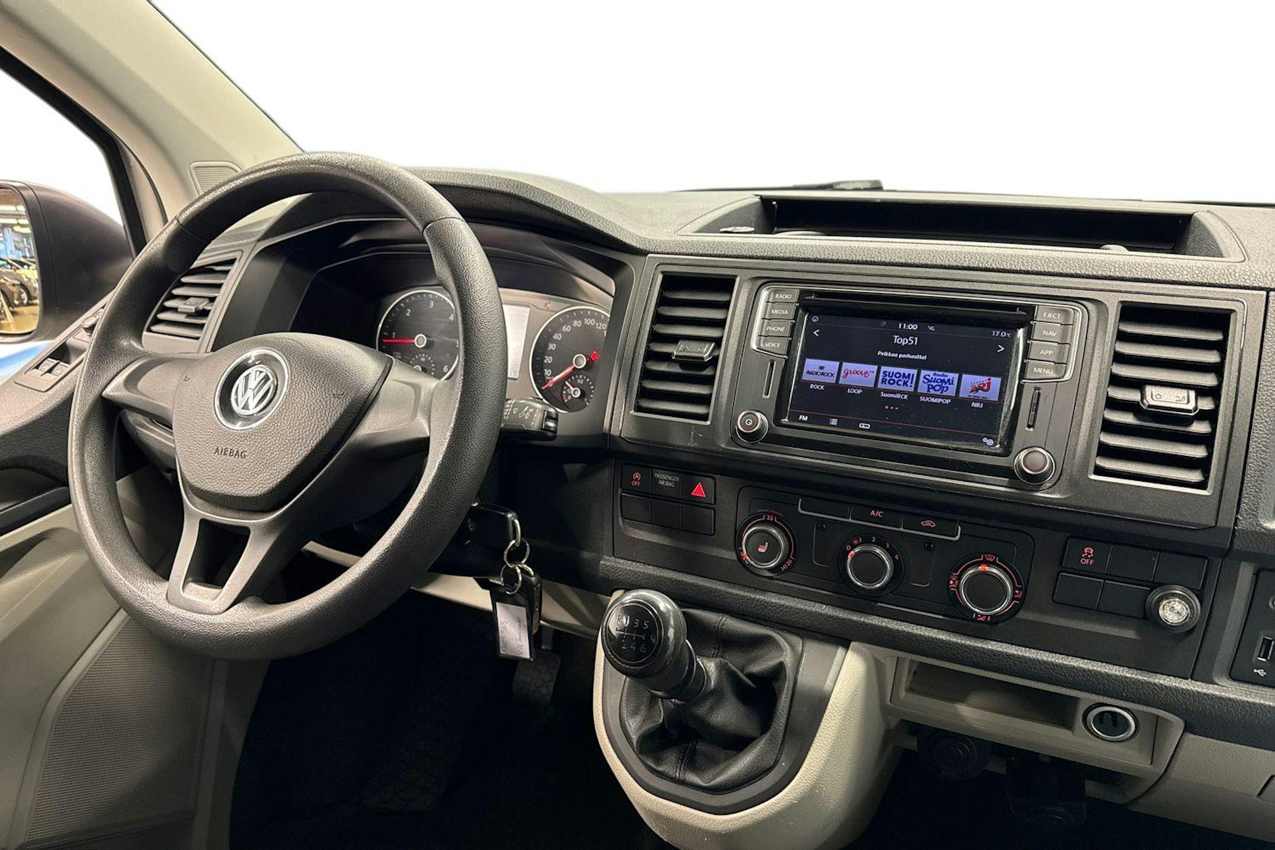 valkoinen Volkswagen Transporter 2018 kuva 11.