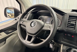 valkoinen Volkswagen Transporter 2018 kuva 13.
