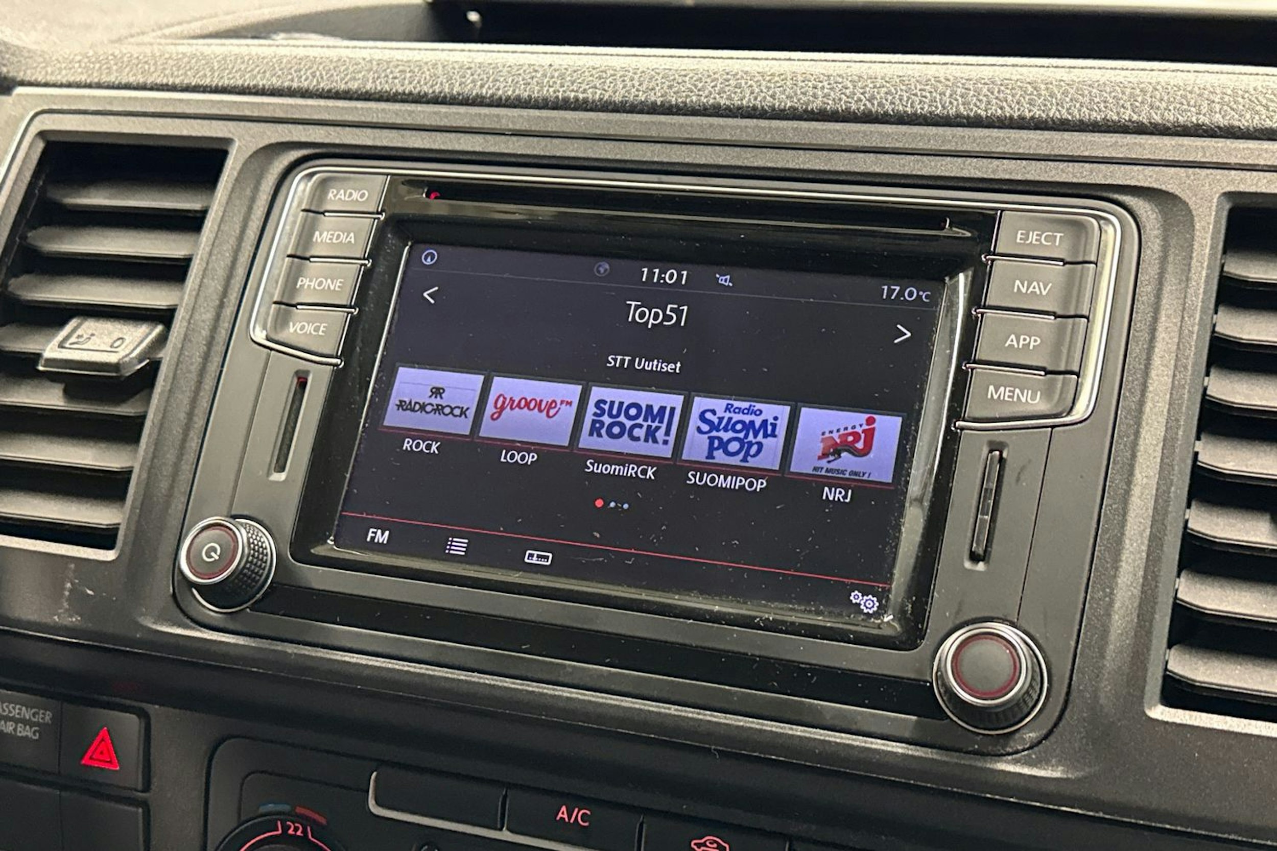 valkoinen Volkswagen Transporter 2018 kuva 16.