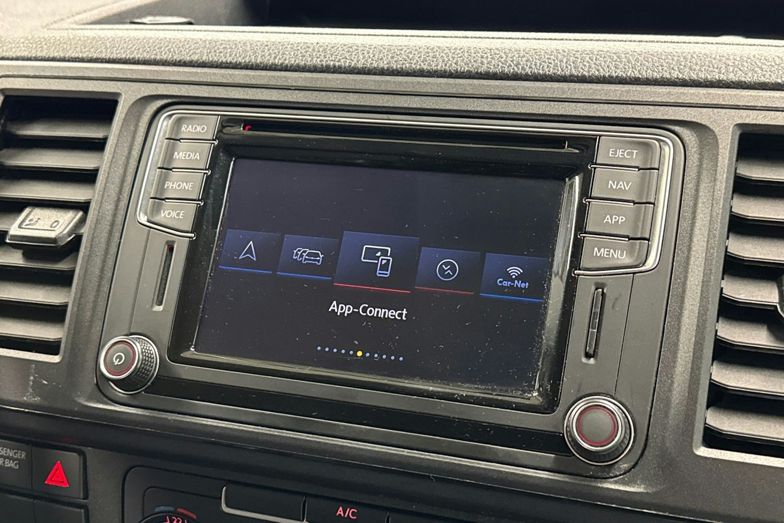 valkoinen Volkswagen Transporter 2018 kuva 18.