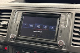 valkoinen Volkswagen Transporter 2018 kuva 18.