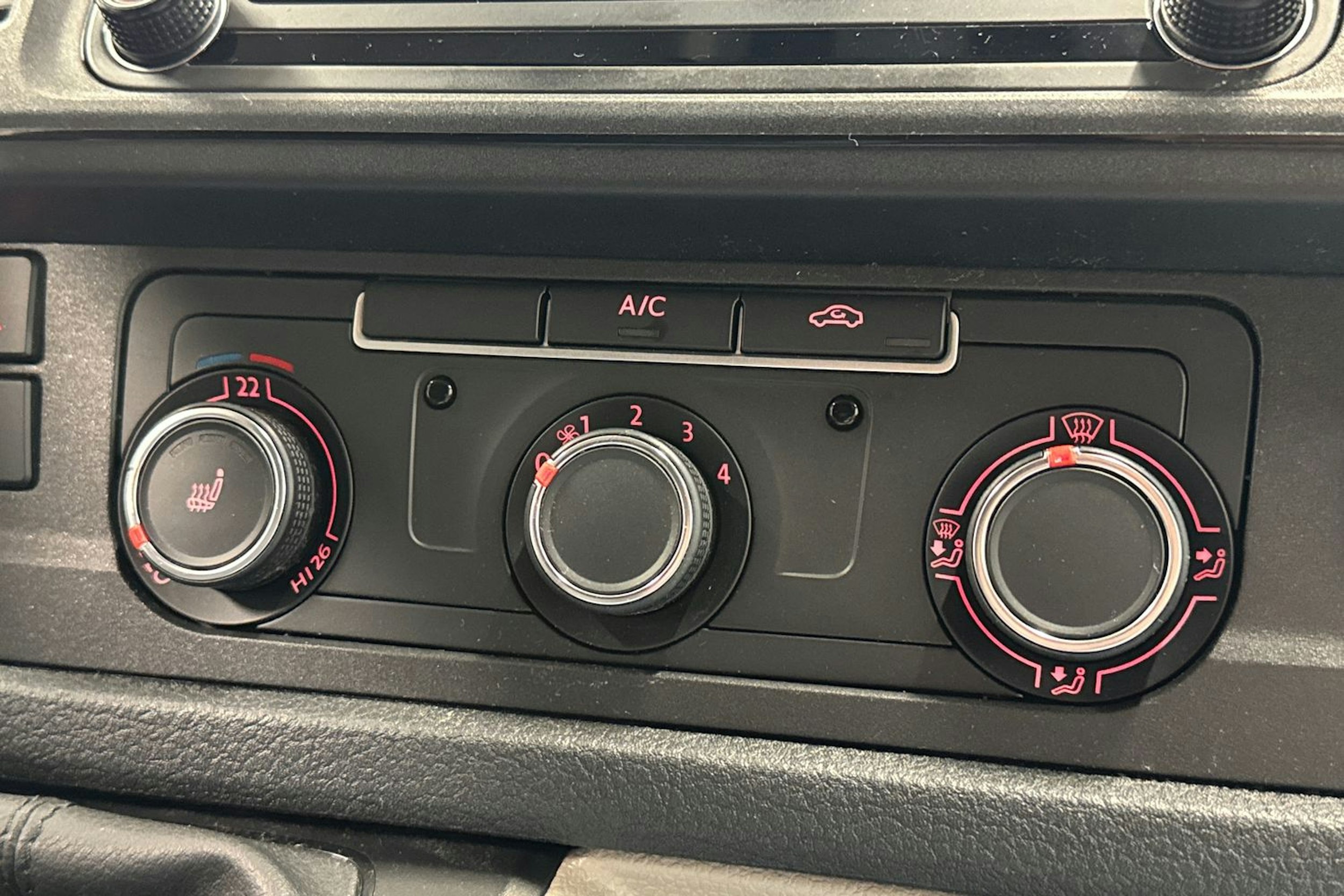 valkoinen Volkswagen Transporter 2018 kuva 20.