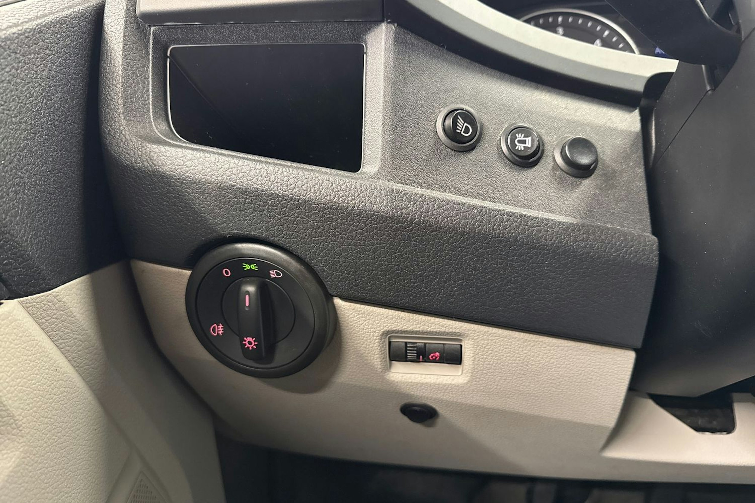 valkoinen Volkswagen Transporter 2018 kuva 22.