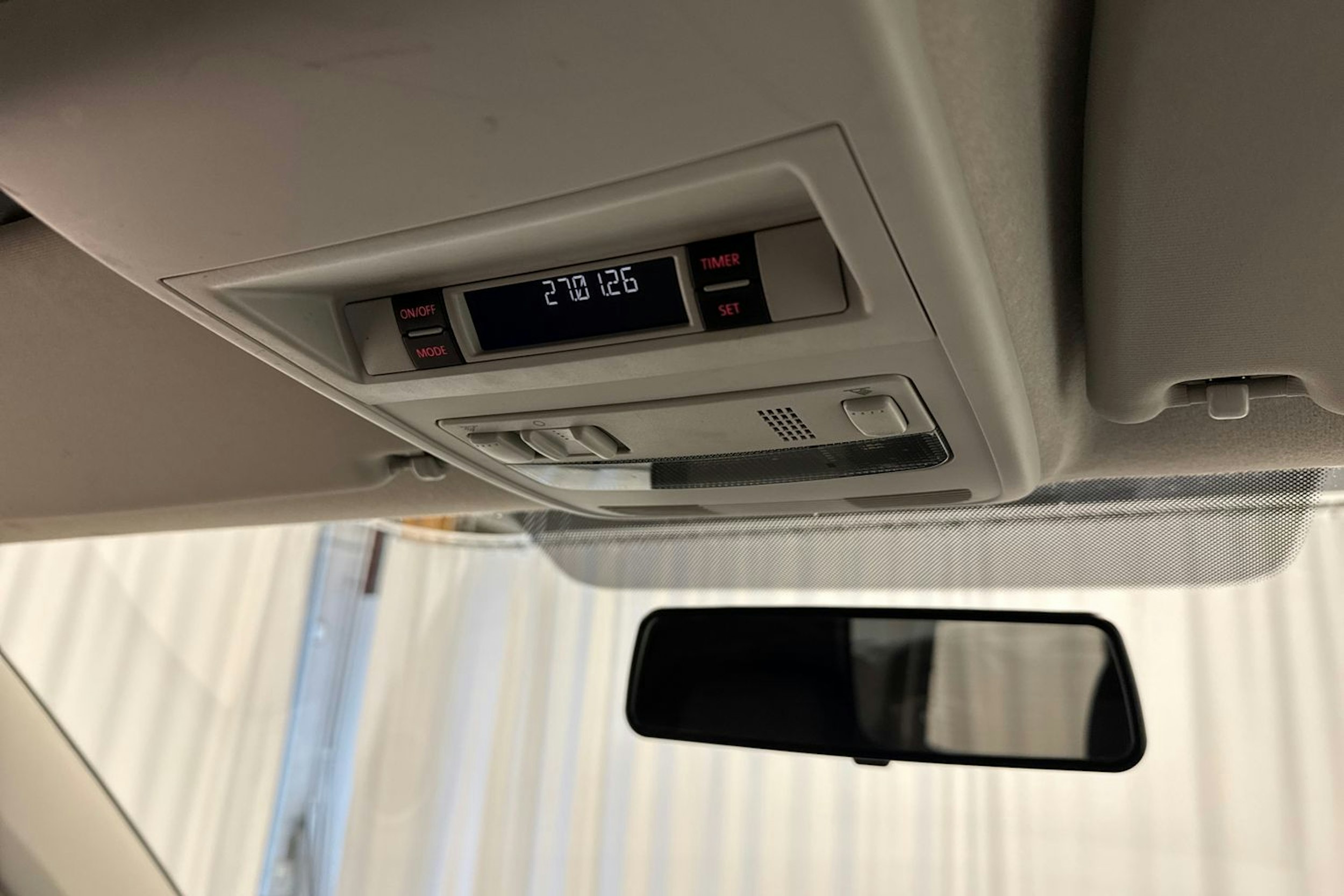 valkoinen Volkswagen Transporter 2018 kuva 23.