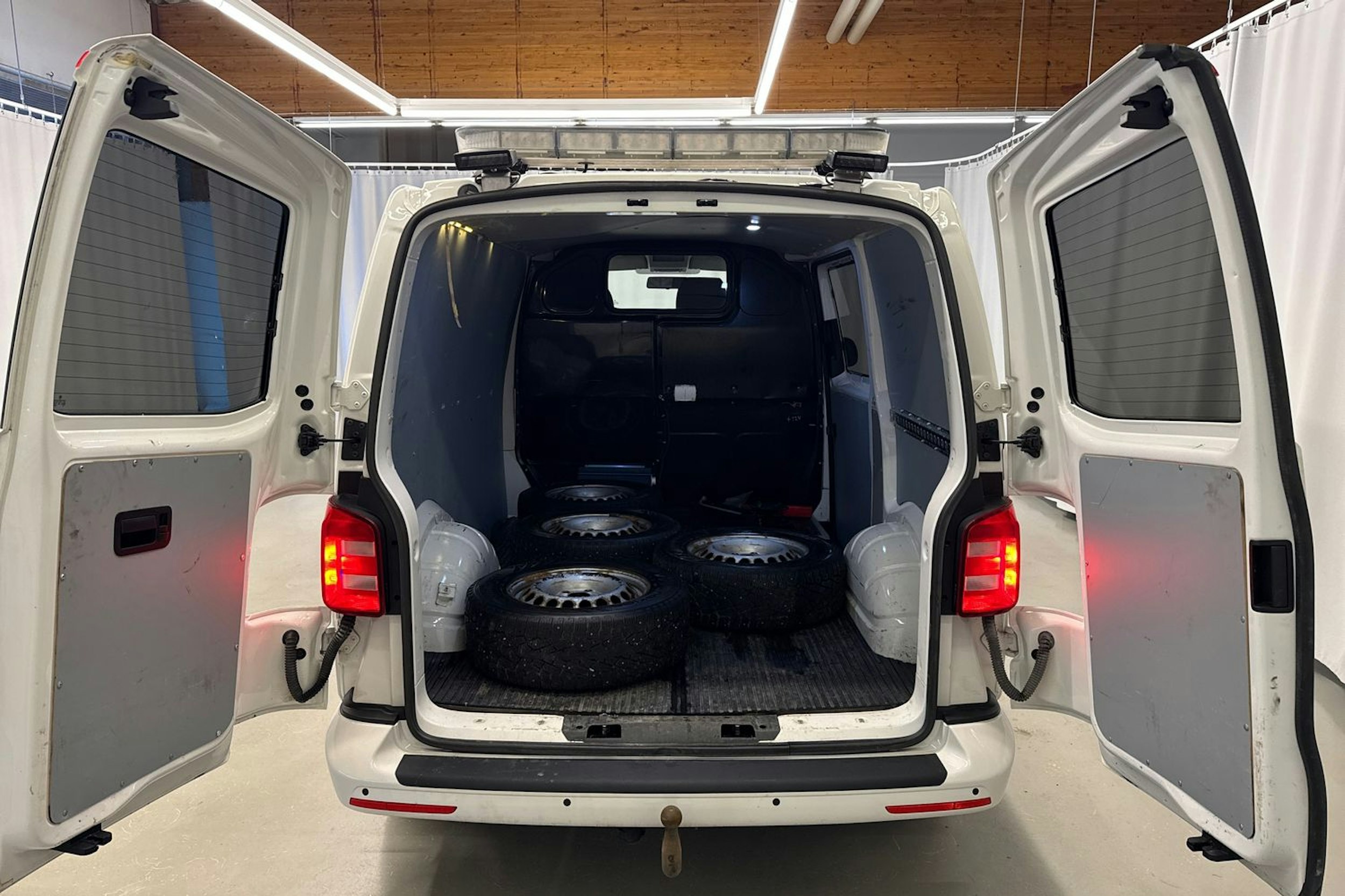 valkoinen Volkswagen Transporter 2018 kuva 24.