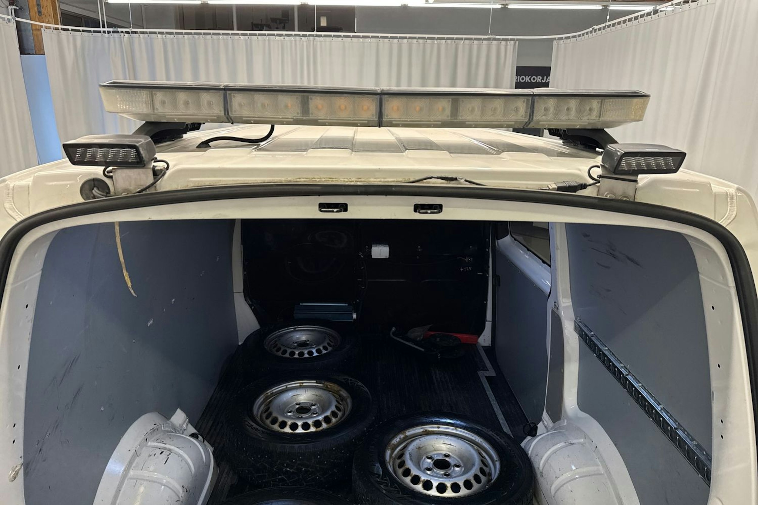 valkoinen Volkswagen Transporter 2018 kuva 25.