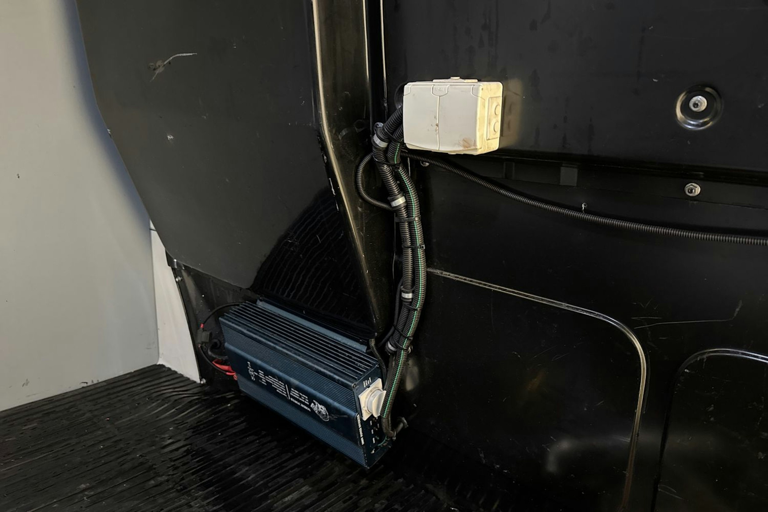 valkoinen Volkswagen Transporter 2018 kuva 28.