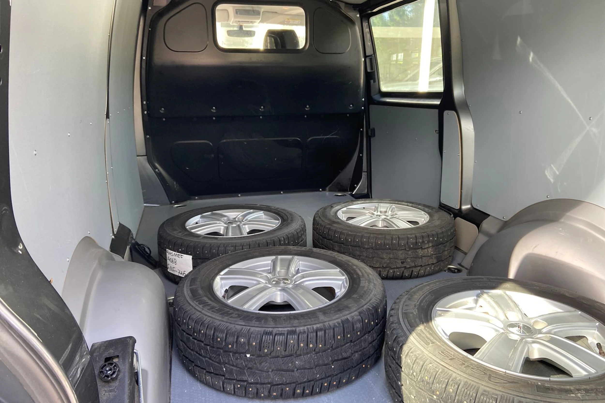 harmaa Volkswagen Transporter 2018 kuva 12.