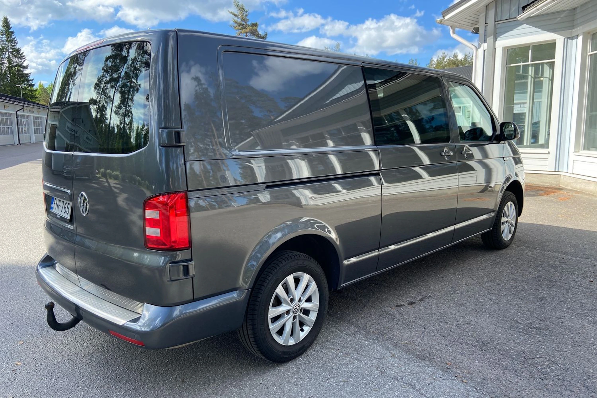 harmaa Volkswagen Transporter 2018 kuva 13.