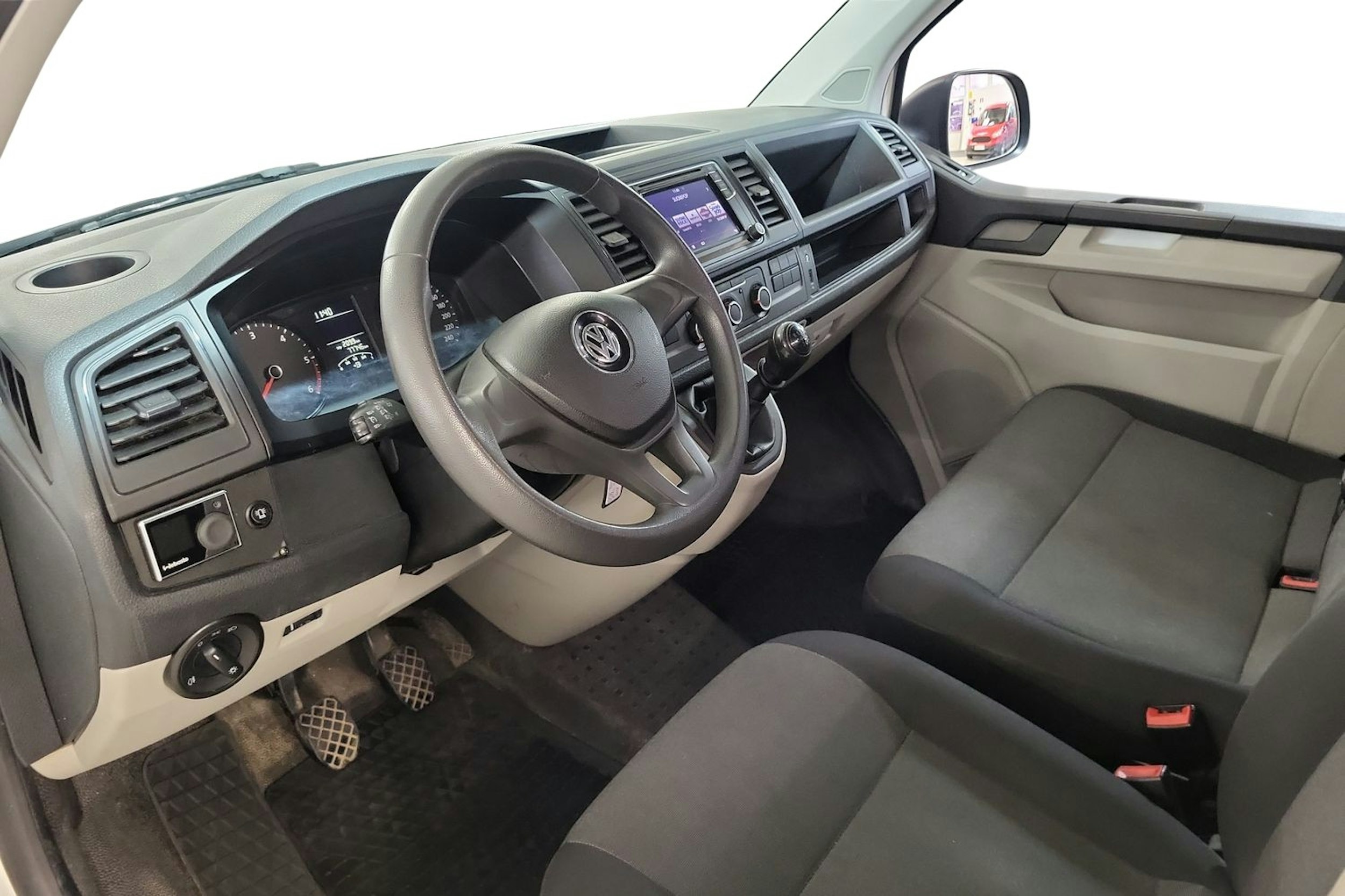 Valkoinen Volkswagen Transporter 2018 kuva 6.