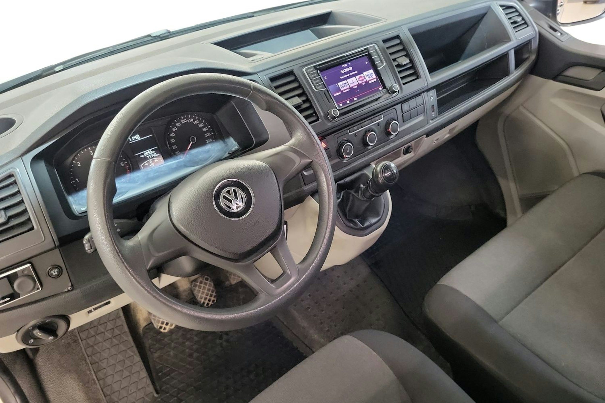 Valkoinen Volkswagen Transporter 2018 kuva 7.