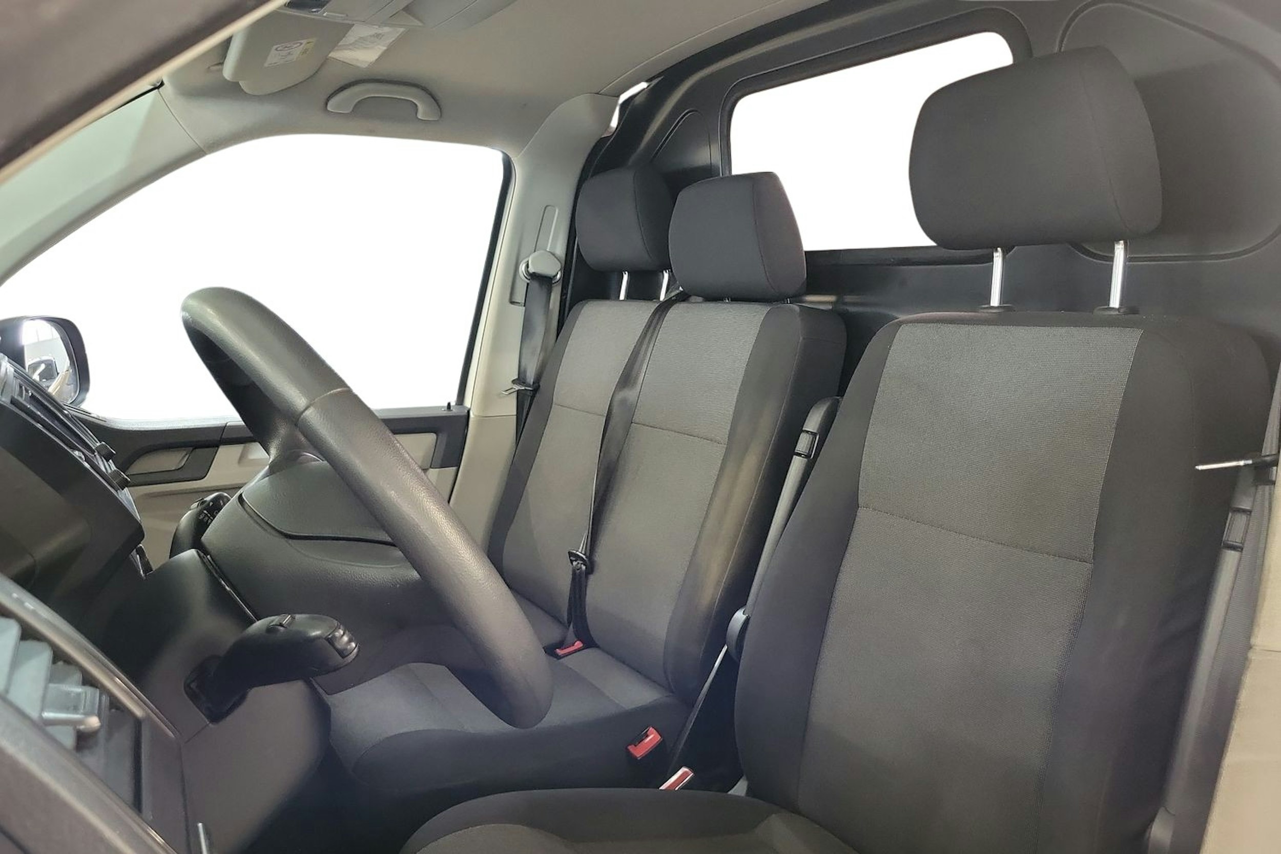 Valkoinen Volkswagen Transporter 2018 kuva 8.