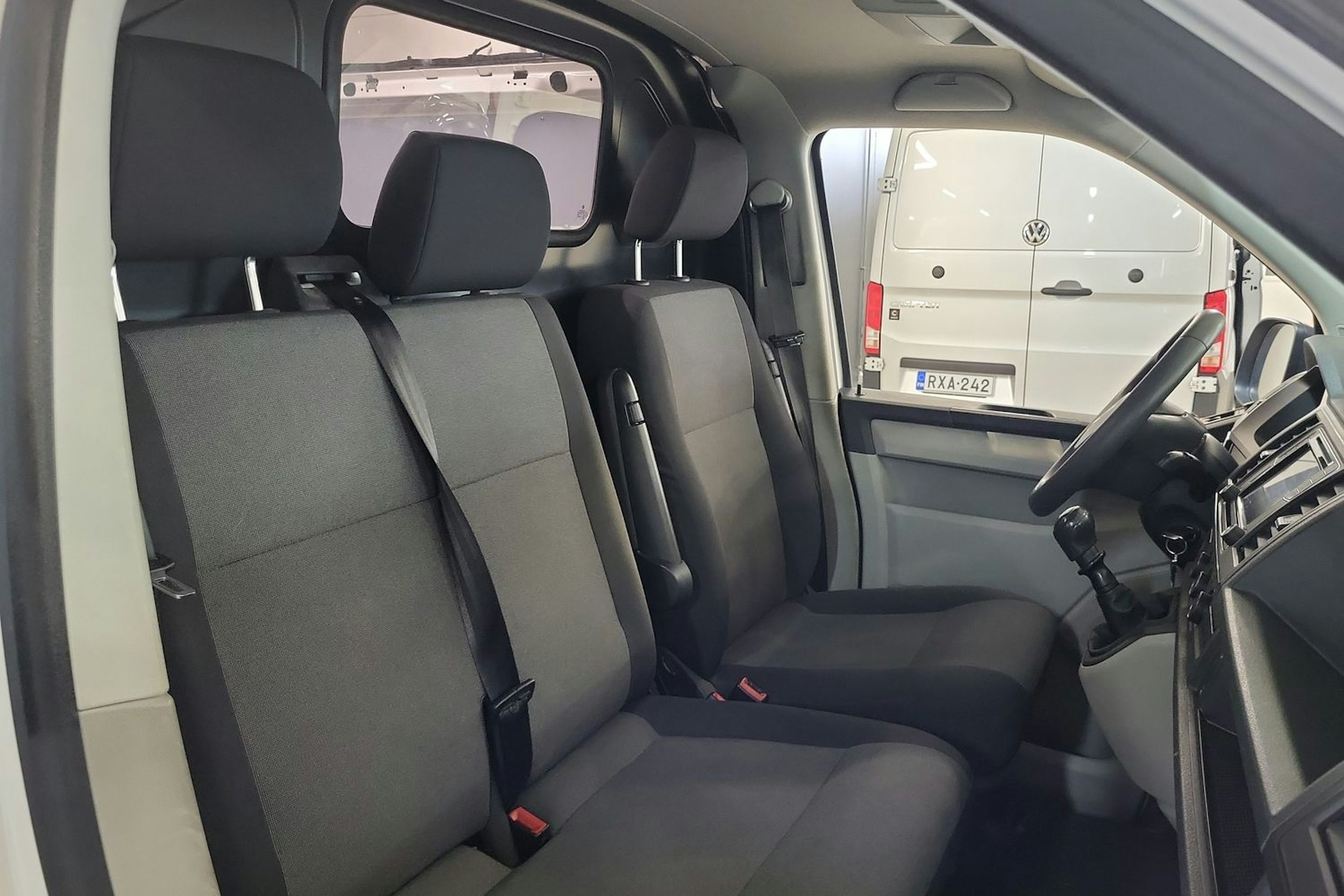 Valkoinen Volkswagen Transporter 2018 kuva 10.