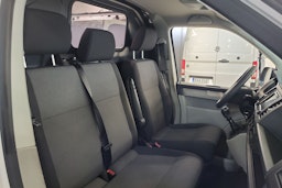 Valkoinen Volkswagen Transporter 2018 kuva 10.