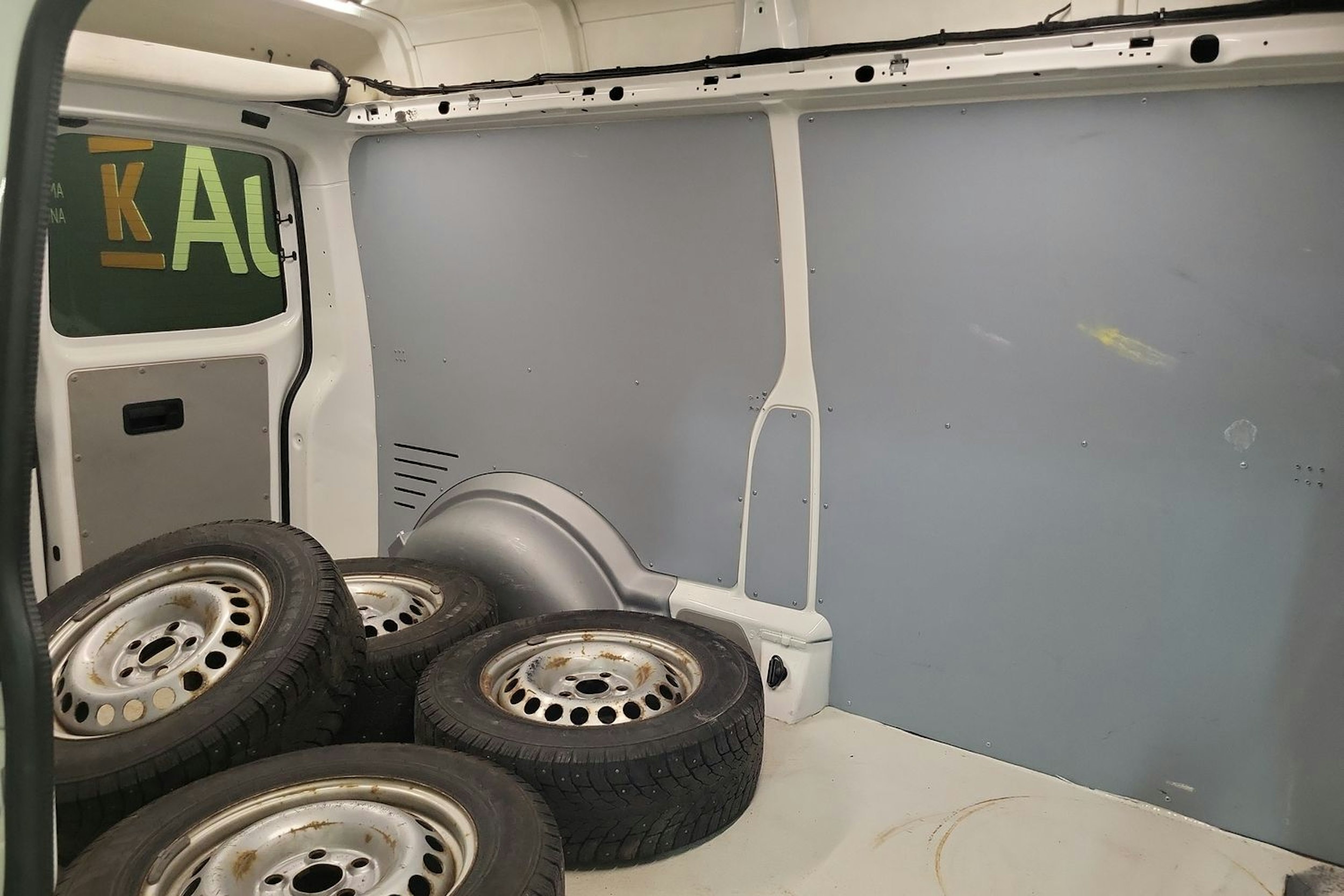 Valkoinen Volkswagen Transporter 2018 kuva 11.