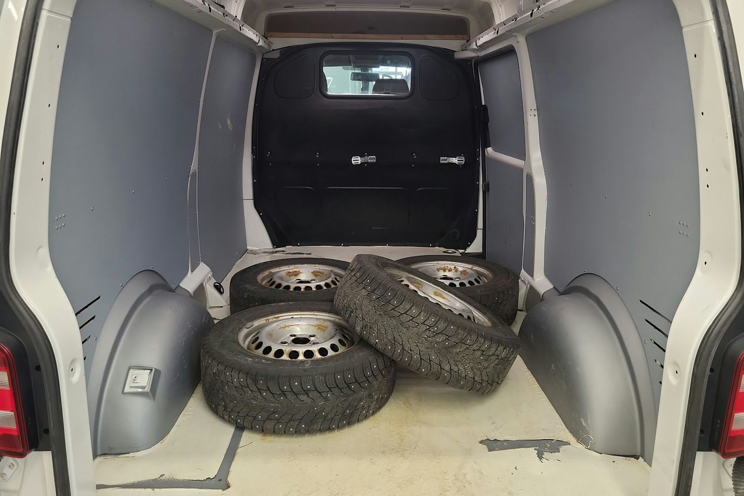 Valkoinen Volkswagen Transporter 2018 kuva 12.