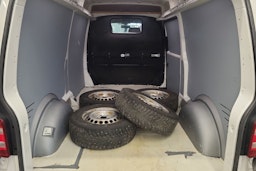 Valkoinen Volkswagen Transporter 2018 kuva 12.