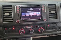 Valkoinen Volkswagen Transporter 2018 kuva 13.