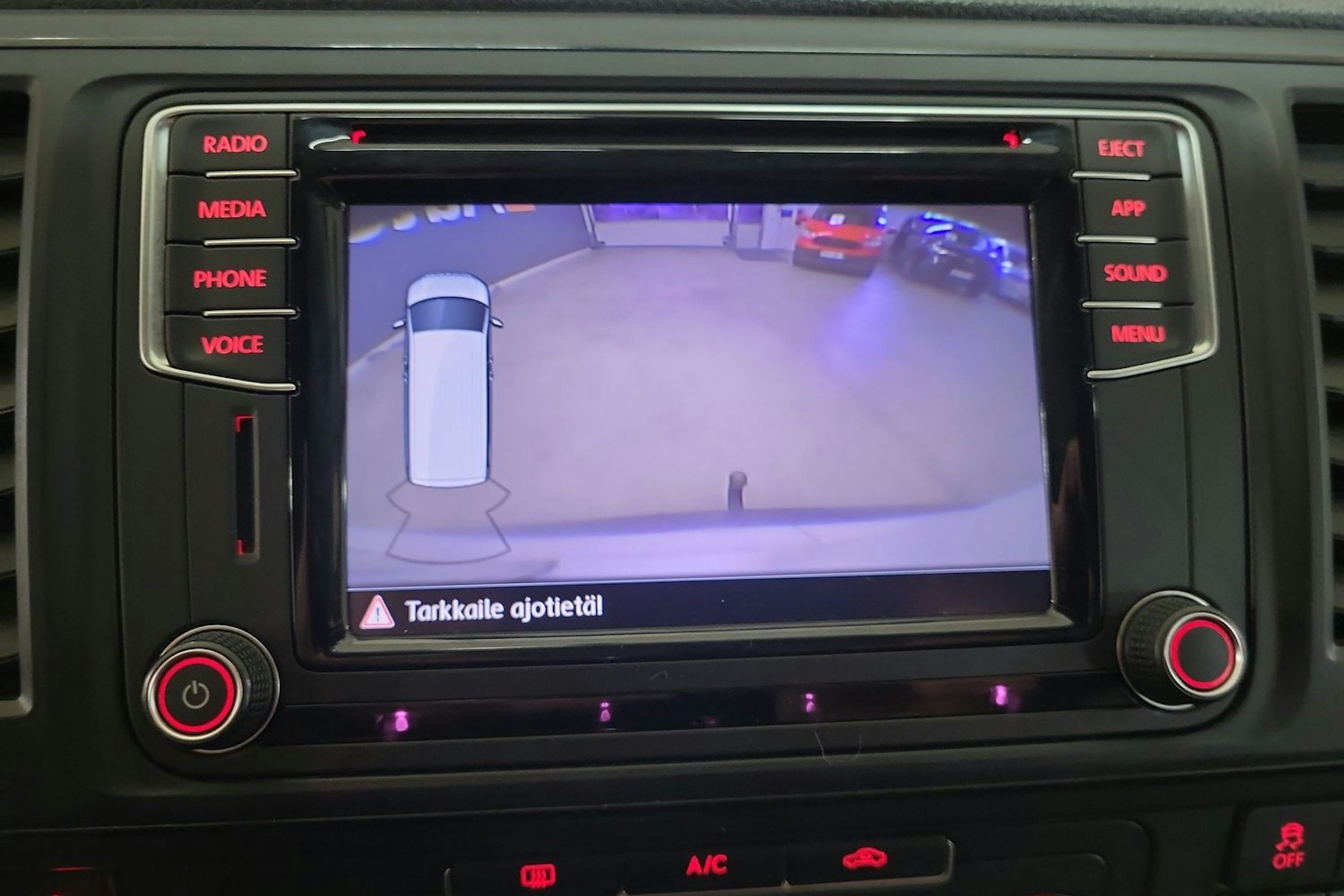Valkoinen Volkswagen Transporter 2018 kuva 15.
