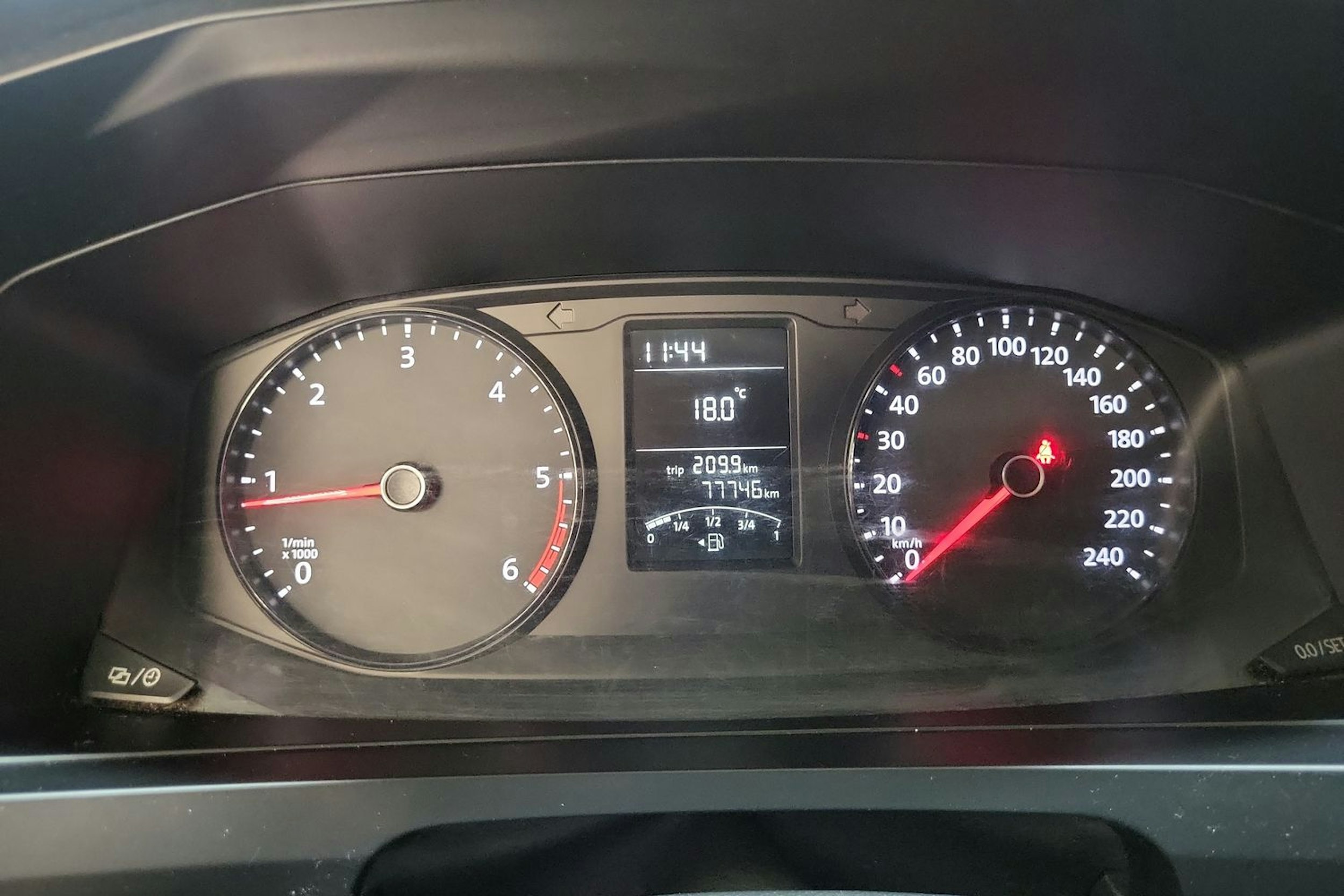 Valkoinen Volkswagen Transporter 2018 kuva 16.