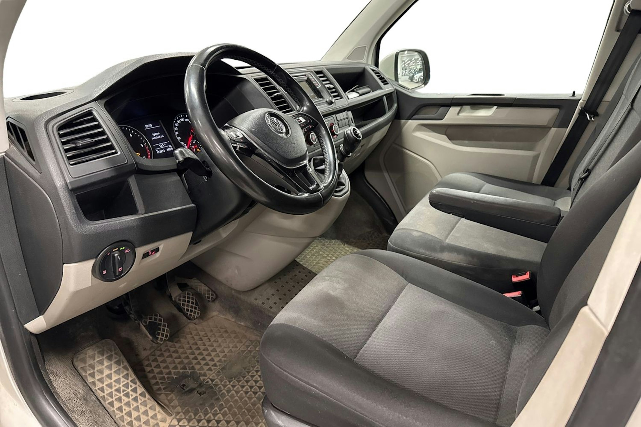 valkoinen Volkswagen Transporter 2018 kuva 3.