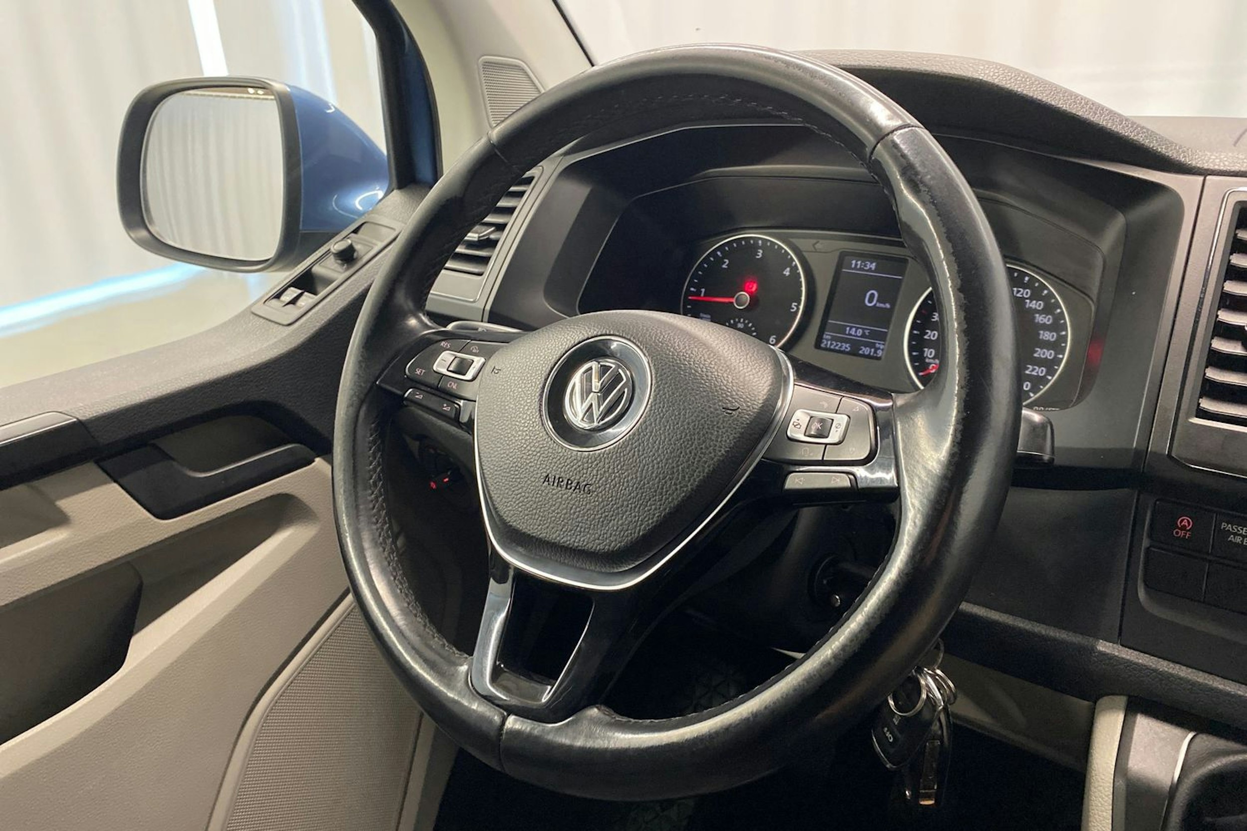 sininen Volkswagen Transporter 2018 kuva 13.