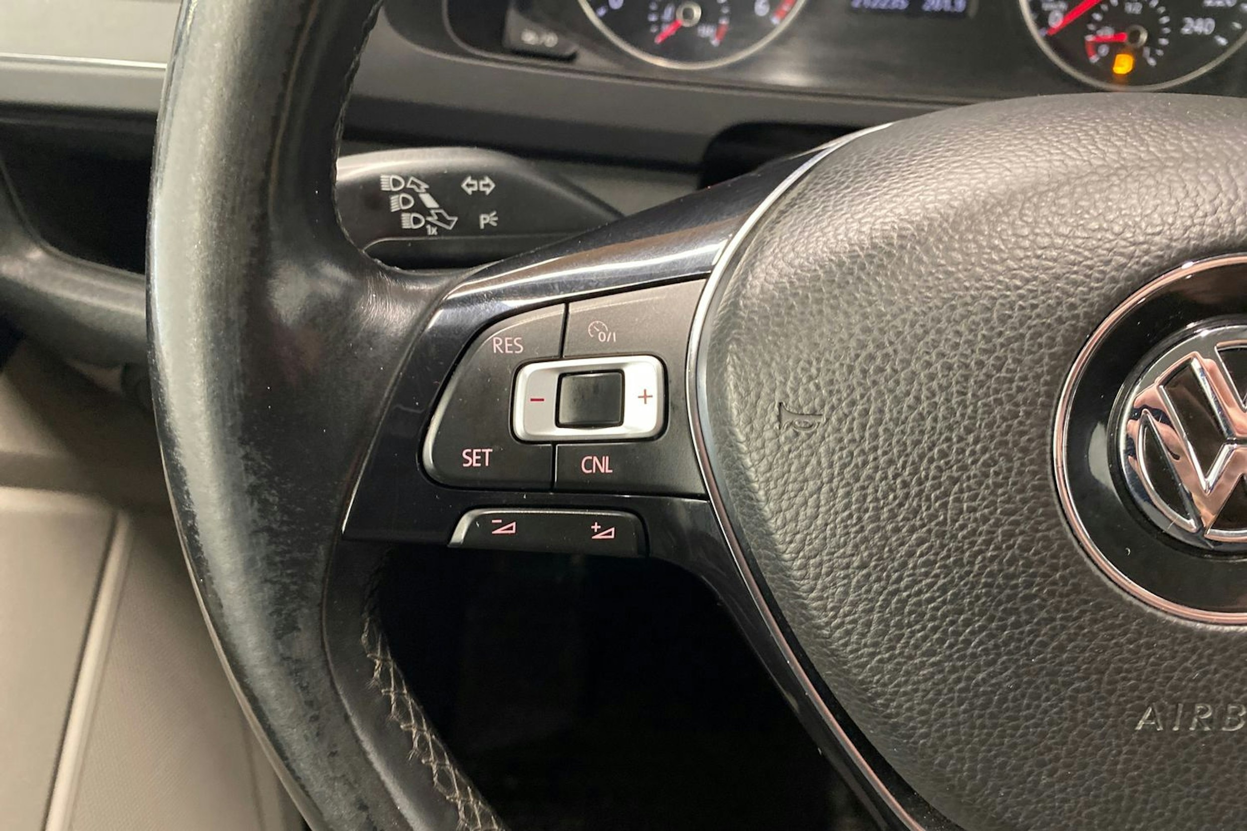 sininen Volkswagen Transporter 2018 kuva 15.