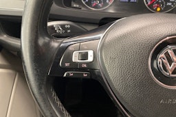 sininen Volkswagen Transporter 2018 kuva 15.