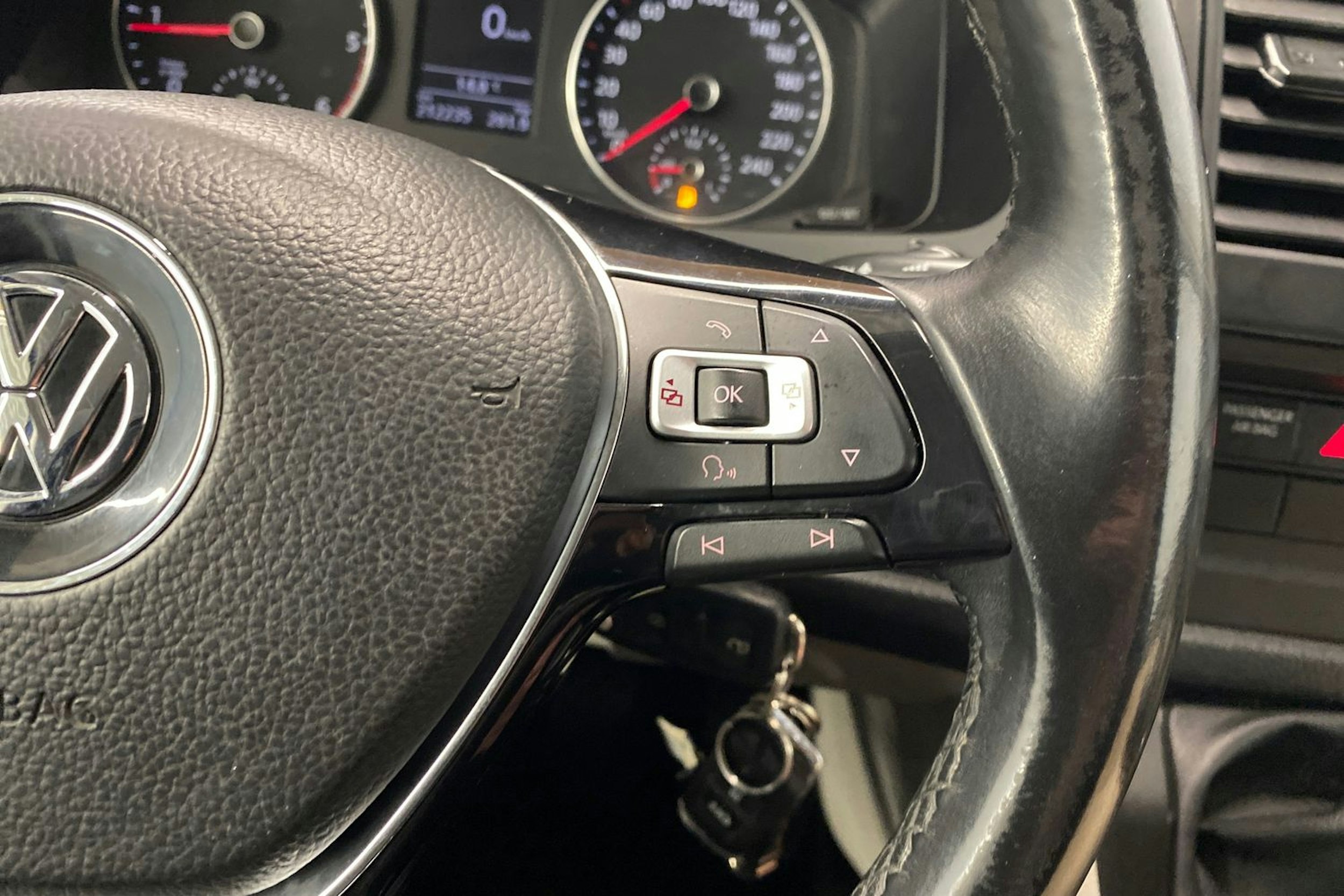 sininen Volkswagen Transporter 2018 kuva 16.